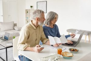 couple enters data into personal injury settlement calculators