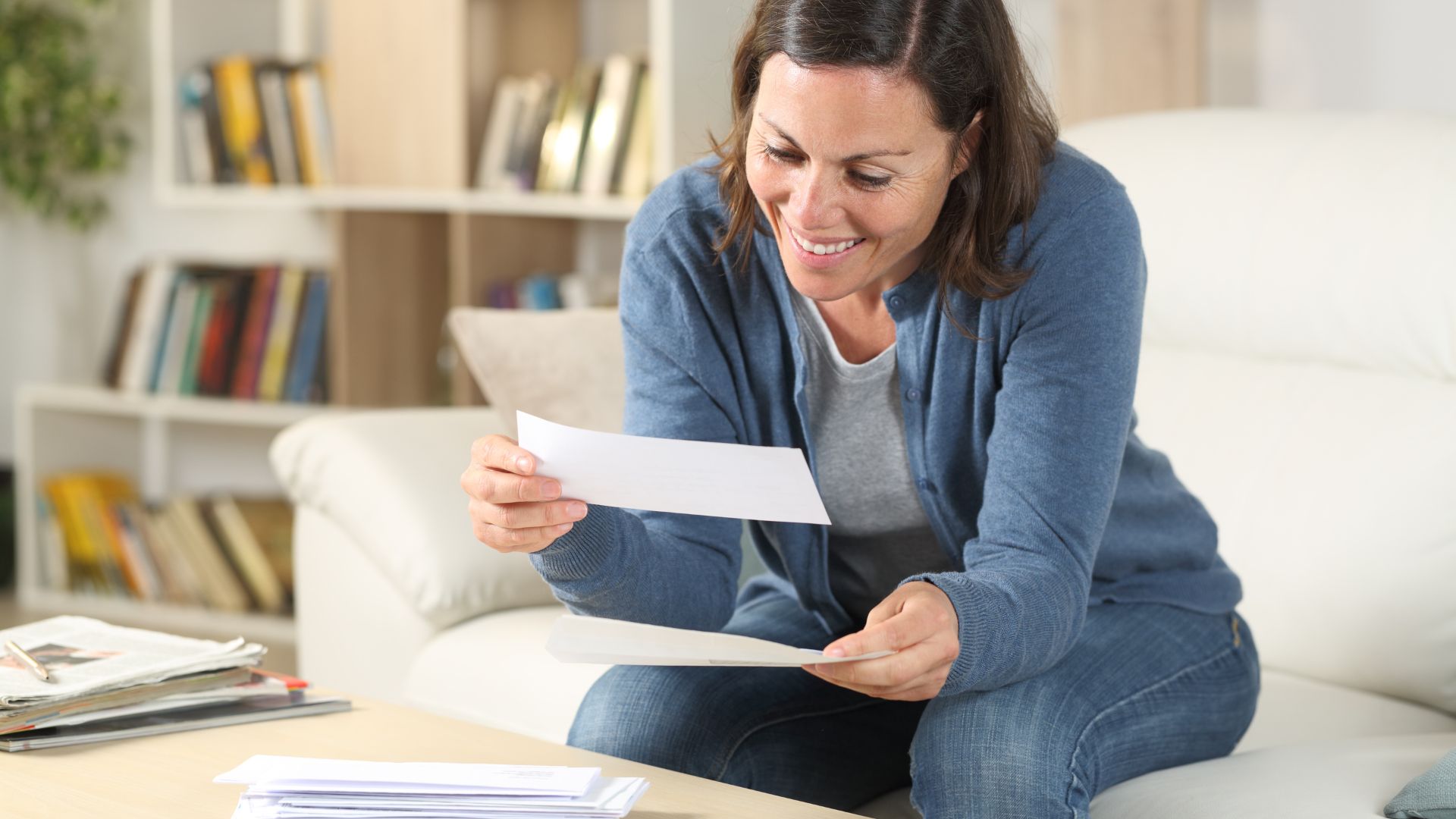 King & beaty - happy woman receiving settlement check from personal injury claim - expert witnesses helped her claim